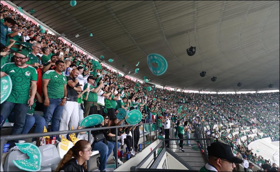 La Selección Mexicana fue recibida con sombreros conmemorativos por la Copa del Mundo. FOTO: Diego Simón | EL UNIVERSAL