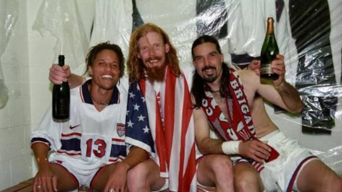 Alexi Lalas (centro), tras coronarse con la selección de Estados Unidos. Foto: alexi_lalas