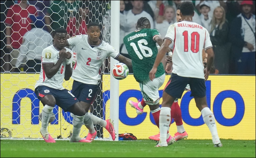 Julián Quiñones dispara a gol durante el primer tiempo en el duelo entre México e Inglaterra. FOTO: Imago7