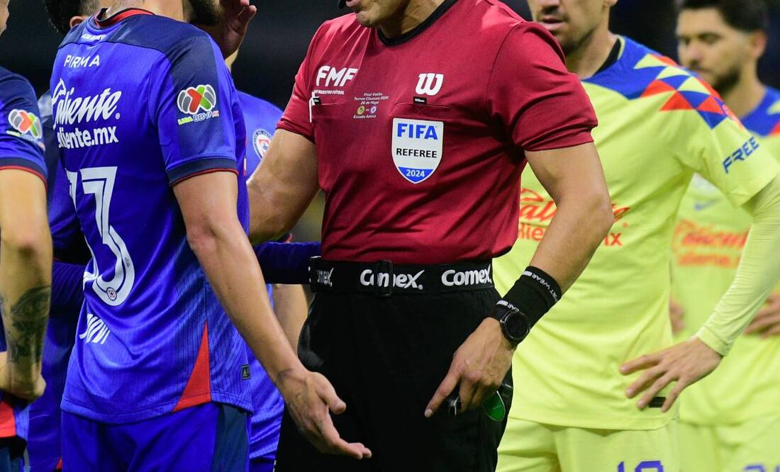 Un jugador de Cruz Azul aseguró que un árbitro recibió dinero para que perdieran un partido. Foto: Imago7