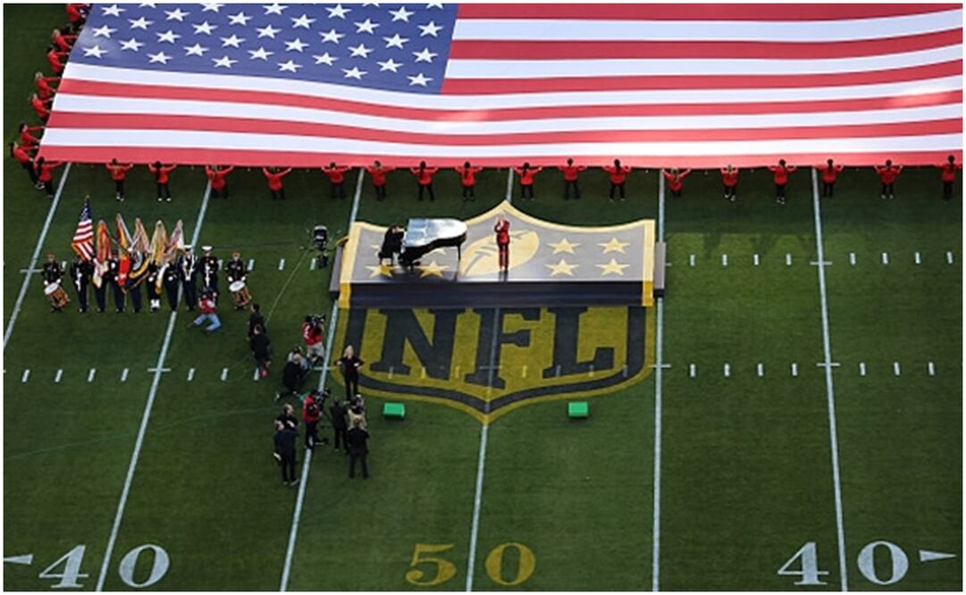 Entonación del Himno de EUA en el Super Bowl L / FOTO: AP