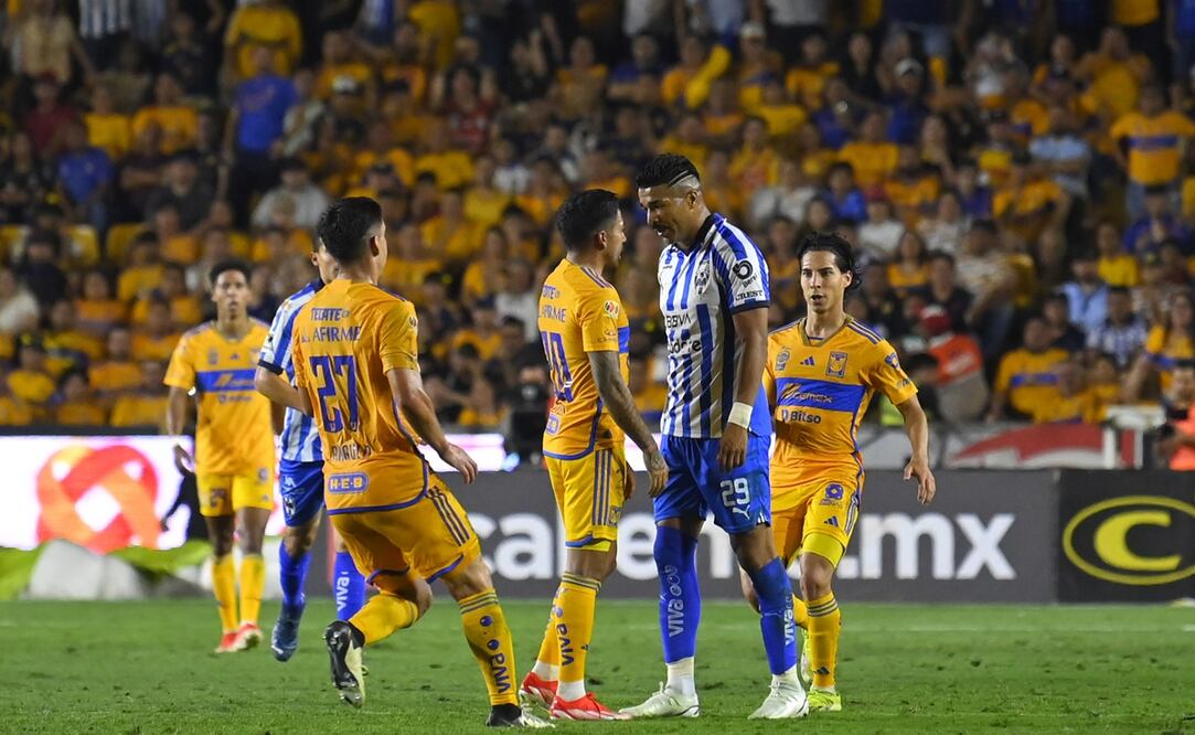 Rodrigo Aguirre y Javier Aquino encarándose en el Tigres vs Rayados de Liguilla / FOTO: Imago7