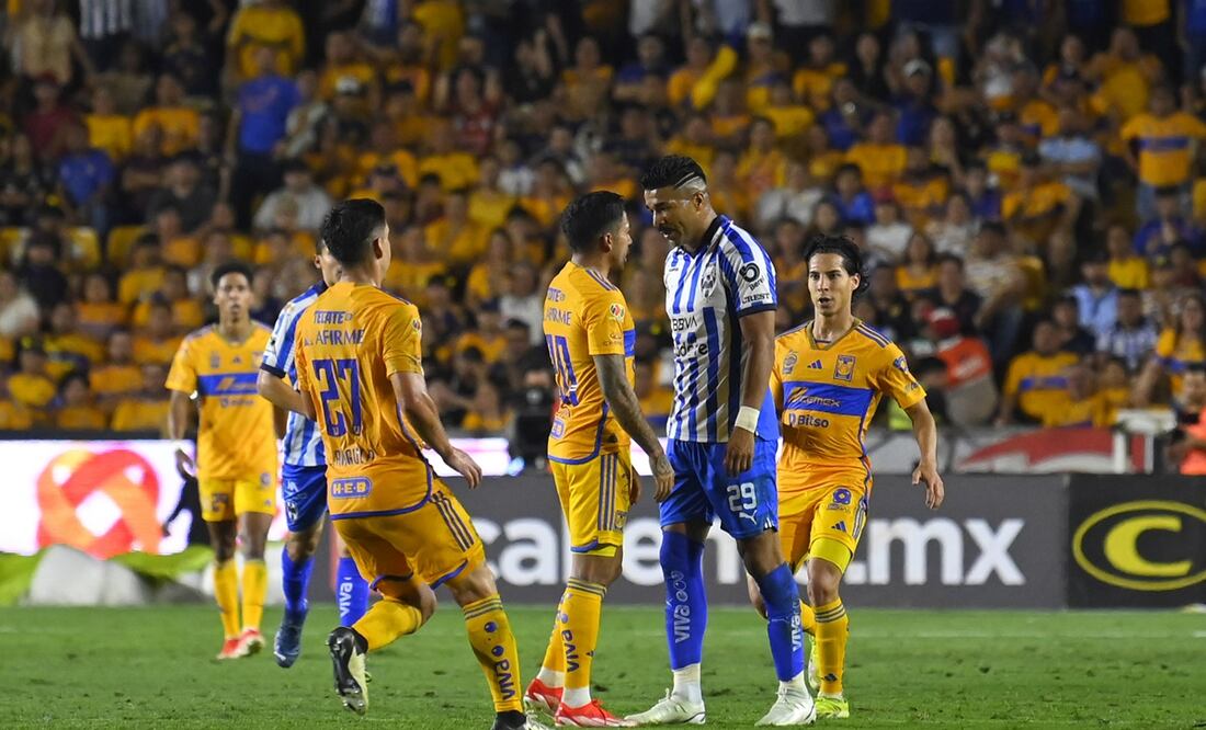 Rodrigo Aguirre y Javier Aquino encarándose en el Tigres vs Rayados de Liguilla / FOTO: Imago7