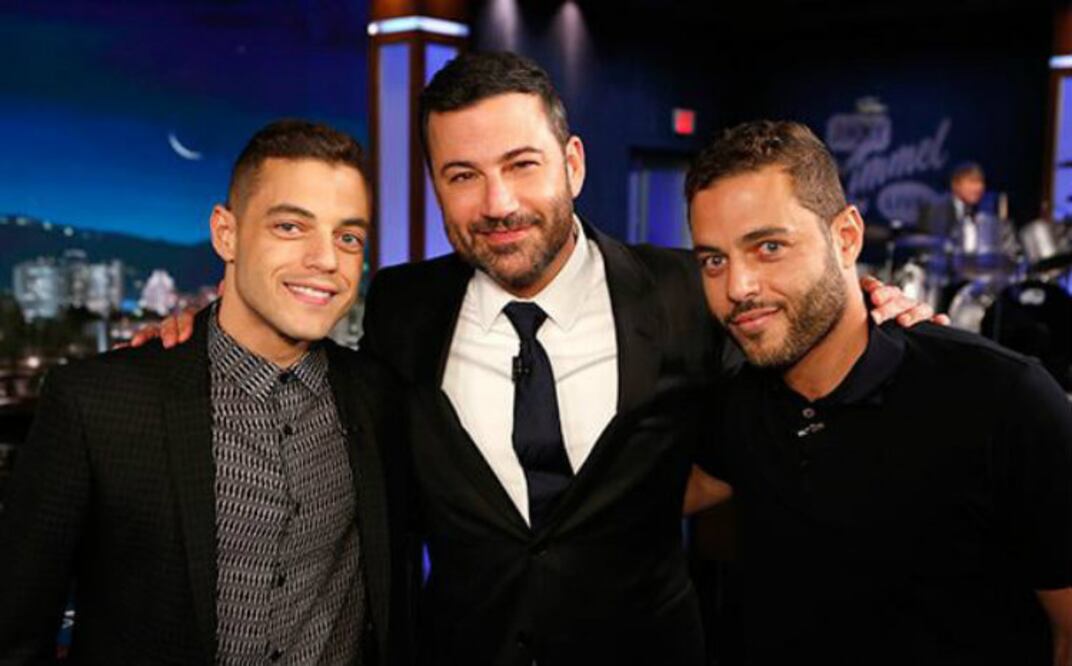 La estrella de “Bohemian Rhapsody” tiene un hermano gemelo llamado Sami, que es profesor en Los Ángeles. Lo presentó en el programa de Jimmy Kimmel y causó furor. (Foto: @JimmyKimmelLive)