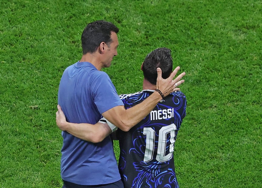 Lionel Scaloni y Lionel Messi, tras avanzar a la final del Mundial de 2026 y eliminar a Inglaterra - Foto: EFE