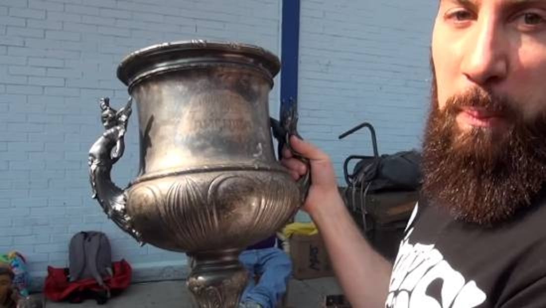 El creador de contenido Madhunter encontró una trofeo del América en un tianguis. Foto: Especial