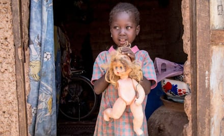 Los juguetes favoritos de 10 niños de diferentes países y clases sociales