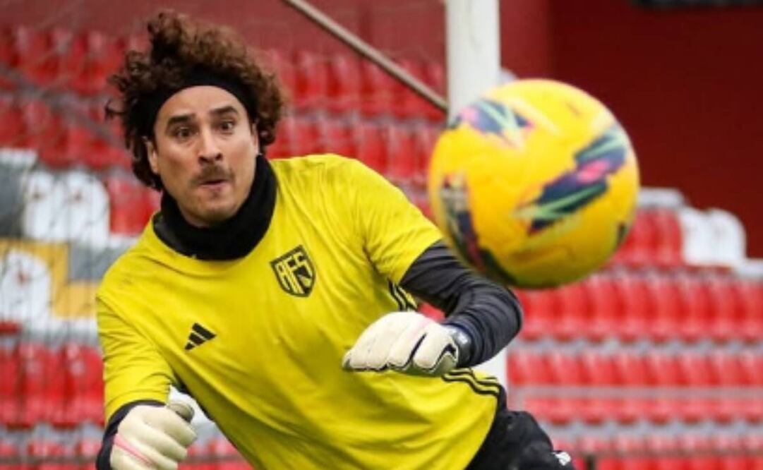 Guillermo Ochoa recibió tres goles en la caída de su equipo el AVS.  Foto: yosoy8a.