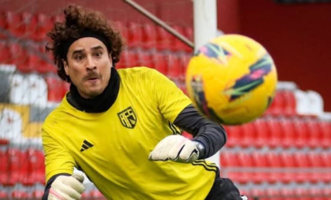 Guillermo Ochoa recibió tres goles en la caída de su equipo el AVS.  Foto: yosoy8a.
