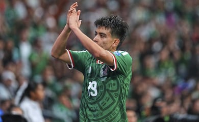 Gilberto Mora es aplaudido y ovacionado en un avión por su actuación en el Mundial 2026