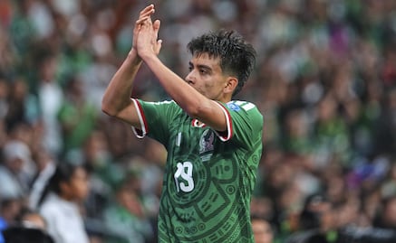 Gilberto Mora es aplaudido y ovacionado en un avión por su actuación en el Mundial 2026