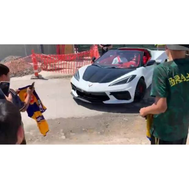 En este auto de lujo salió Uriel Antuna del entrenamiento de Tigres. Foto: Especial