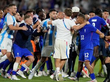 Argentina sacó su frustración por la eliminación ante Francia con una escandalosa bronca