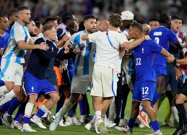 Argentina sacó su frustración por la eliminación ante Francia con una escandalosa bronca