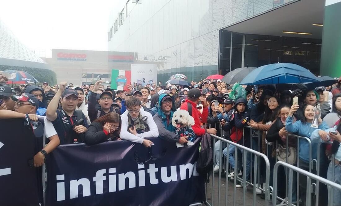 Aficionados de Checo Pérez abarrotan plaza en Polanco - Foto: Óscar Torres