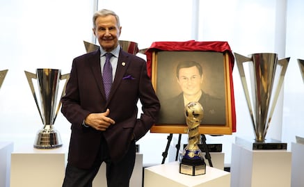 Enrique Borja ingresa al Salón de Presidentes de la FMF