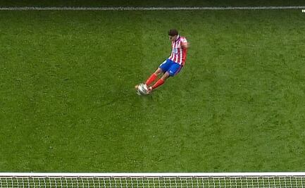 Así fue el polémico penalti que el VAR le anuló a Julián Álvarez contra el Real Madrid