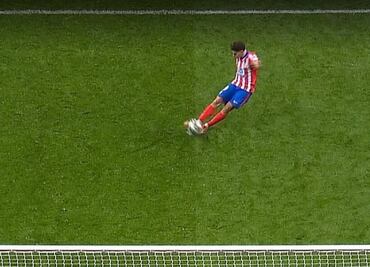 Así fue el polémico penalti que el VAR le anuló a Julián Álvarez contra el Real Madrid