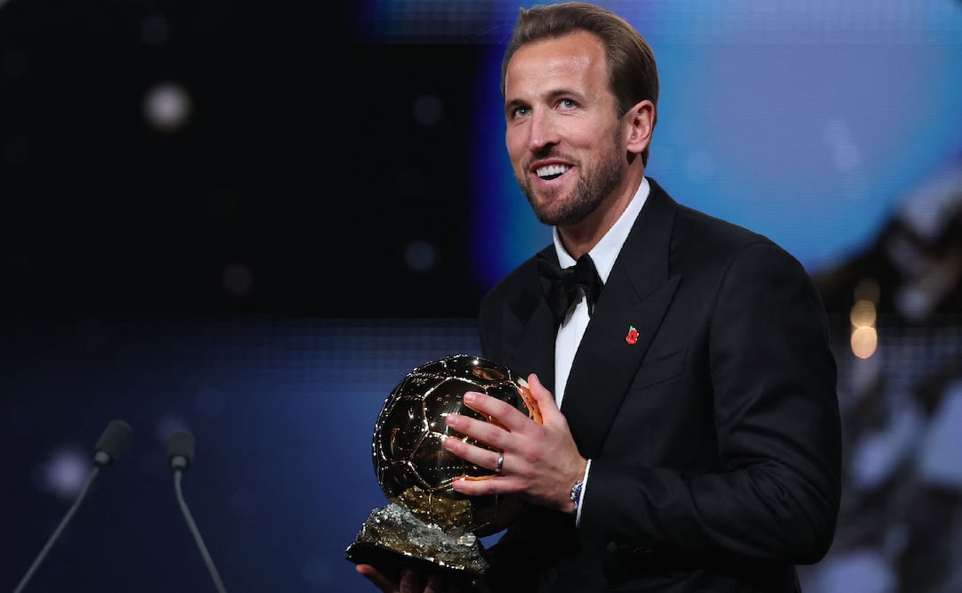 Harry Kane sostiene su Balón de Oro / Foto: AFP