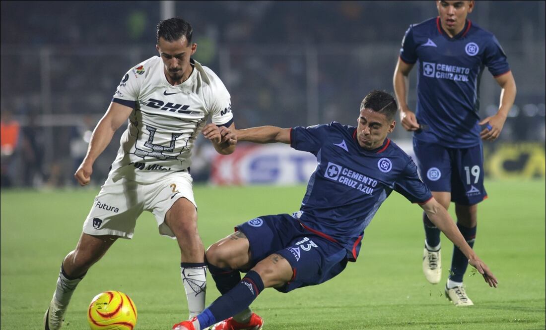 Bennevendo disputa la pelota ante la barrida de Cándido. FOTO: Carlos Mejía / El Universal