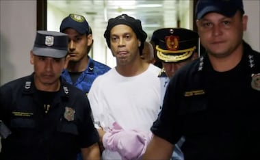 La vez que el jugador estrella de Brasil, Ronaldinho, fue detenido en Paraguay. FOTO: Especial