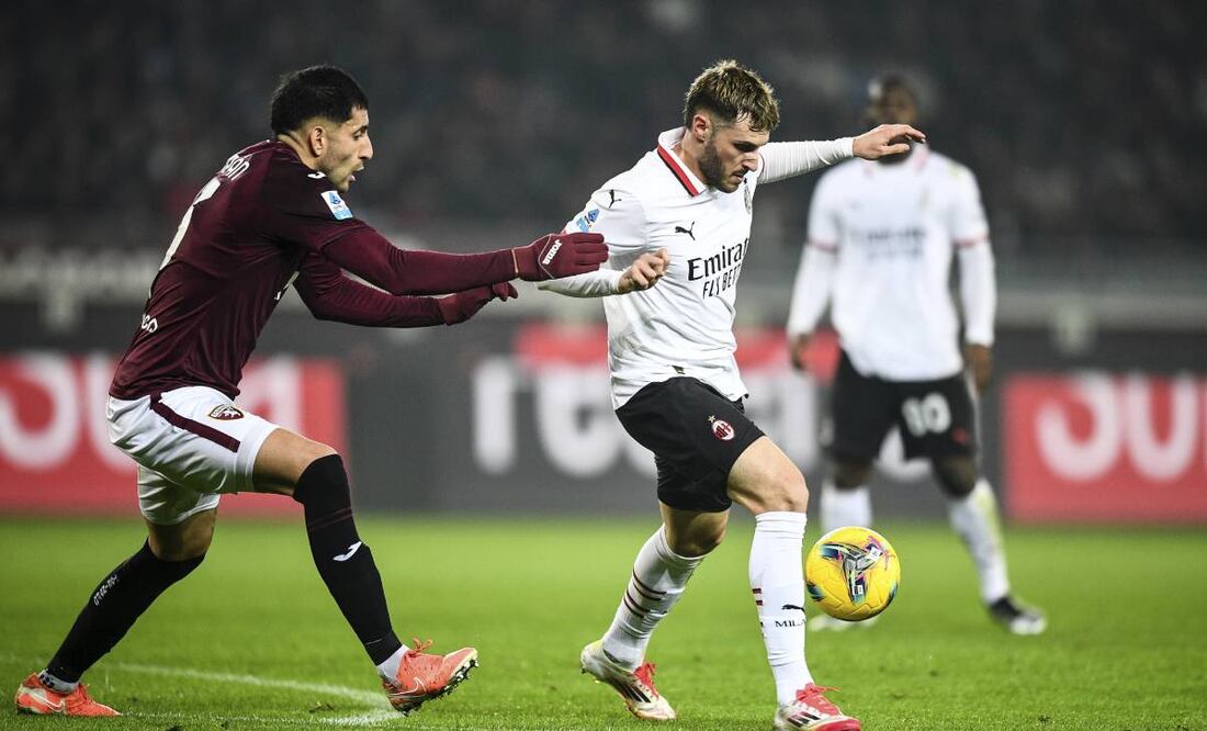 Santi Giménez muy poco pudo hacer en la derrota de su equipo. Foto: AP.