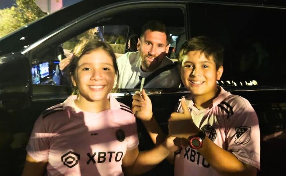 Messi junto a los niños. Fuente: Twitter @M30Xtra