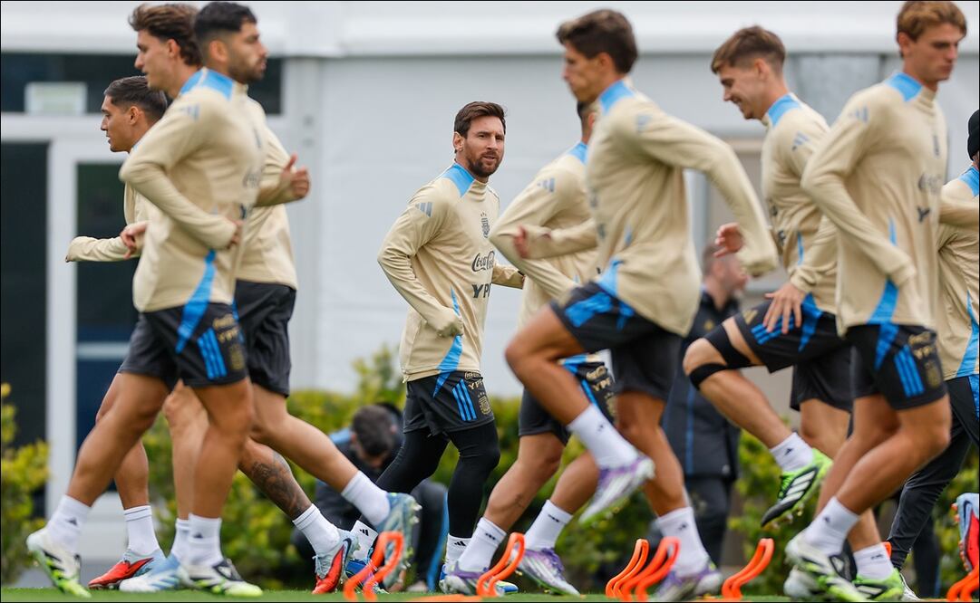 Lionel Messi entrena con sus compañeros  de la selección de Argentina, previo a la pasada Fecha FIFA de septiembre. FOTO: EFE