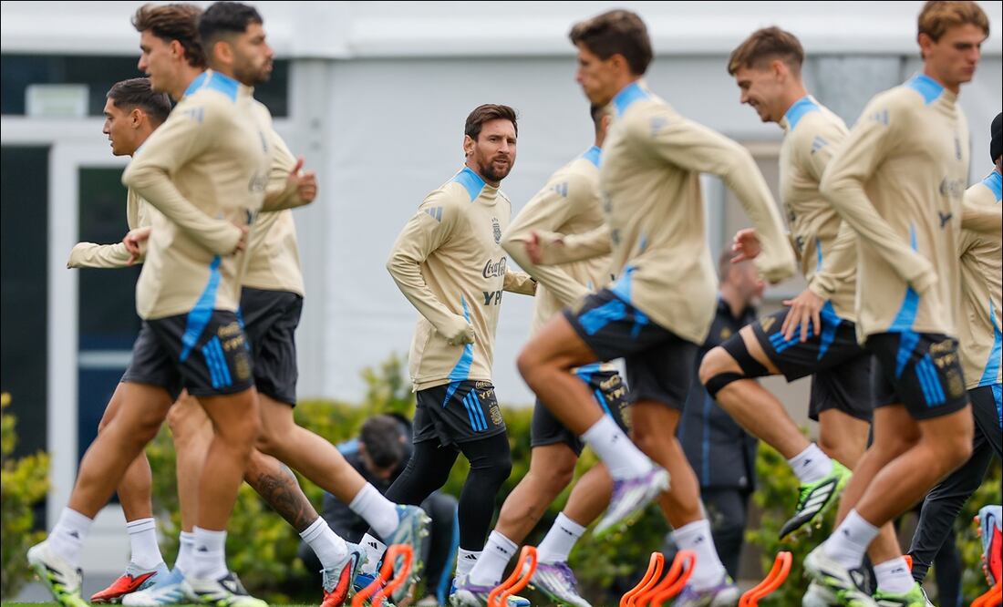 Lionel Messi entrena con sus compañeros  de la selección de Argentina, previo a la pasada Fecha FIFA de septiembre. FOTO: EFE