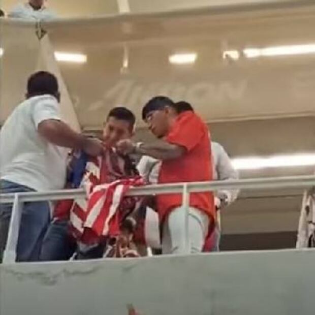 Alan Pulido dio autógrafos a la afición durante su estancia en el Estadio Akron. FOTO: Captura
