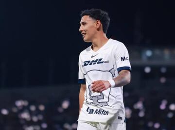 Leo Suárez es sorprendido por uno de sus familiares con playera del América