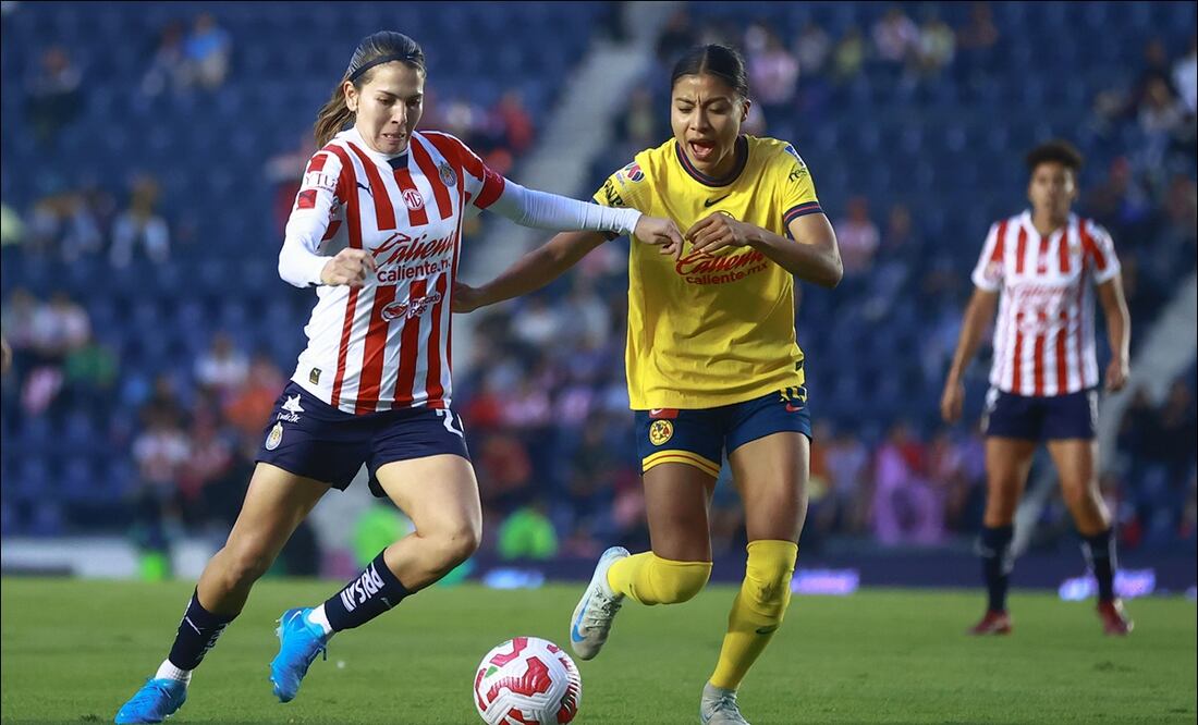 Alicia Cervantes disputa el balón con Nancy Antonio. FOTO: Imago7