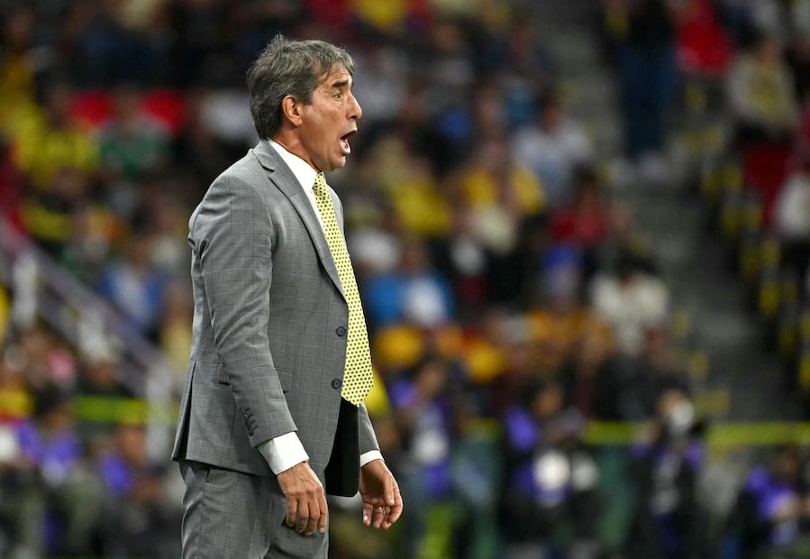 El técnico uruguayo mandando indicaciones/ Foto: AFP