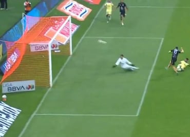 Pachuca se pone adelante el marcador tras un 'oso' de Igor Lichnovsky que pone en aprietos a las Águilas