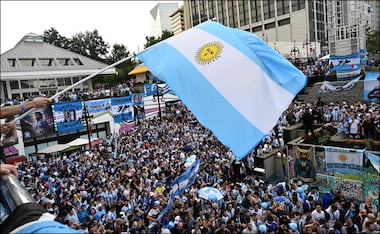 Aficionados de Argentina se reúnen para apoyar a su selección previo al dueo ante Inglaterra en las semifinales de la Copa del Mundo. FOTO: AFP