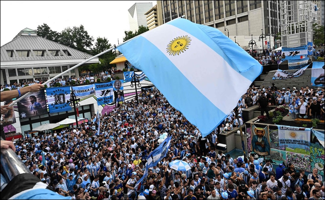 Aficionados de Argentina se reúnen para apoyar a su selección previo al dueo ante Inglaterra en las semifinales de la Copa del Mundo. FOTO: AFP