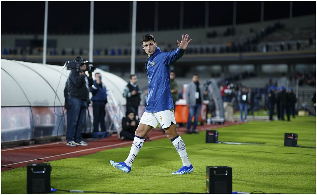 Juan Ignacio Dinenno yendo a la banca de Pumas / FOTO: Imago7