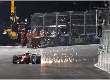 VIDEO: Captan momento en que Carlos Sainz rompe su monoplaza en Las Vegas con alcantarilla
