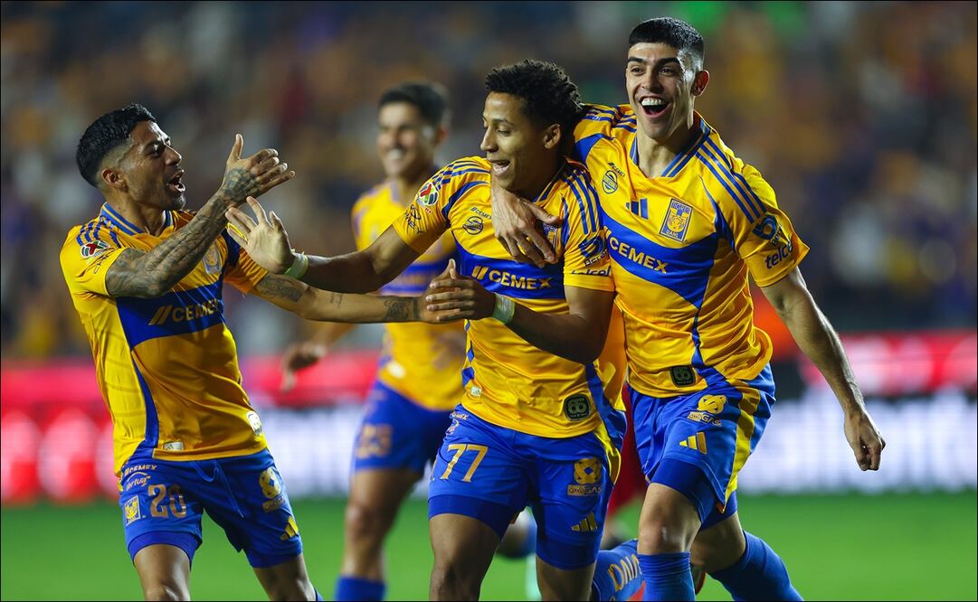 Javier Aquino, Ozziel Herrera y Juan Brunetta celebran una de las anotaciones de los Tigres ante Atlas. FOTO: Imago7