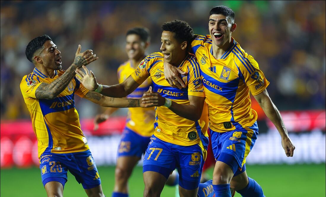Javier Aquino, Ozziel Herrera y Juan Brunetta celebran una de las anotaciones de los Tigres ante Atlas. FOTO: Imago7