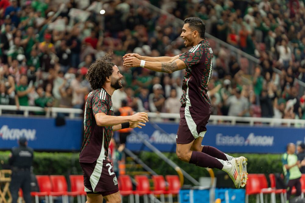 César Huerta y Orbelín Pineda en festejo con la Selección Mexicana - Foto: Imago7