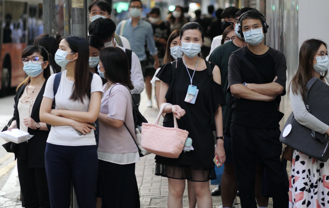 Foto: Personas portan mascarillas mientras caminan por el área central de Hong Kong, en el sur de China. (Foto: Xinhua/Wang Shen)