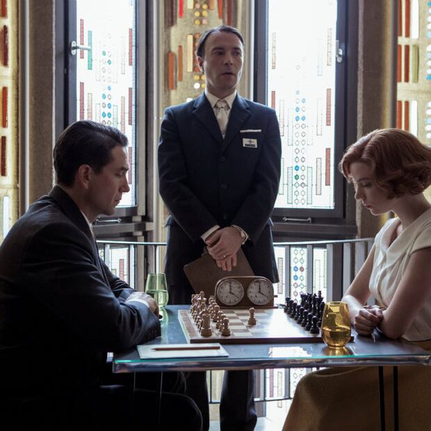 “The Queen's Gambit”: la jugada de ajedrez que da origen a la exitosa miniserie de Netflix