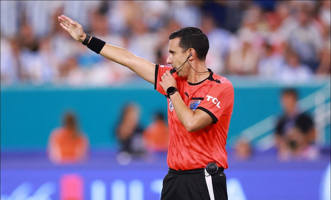 El árbitro Cesar Ramos, durante el duelo Argentina vs Perú de Copa América. FOTO: AFP
