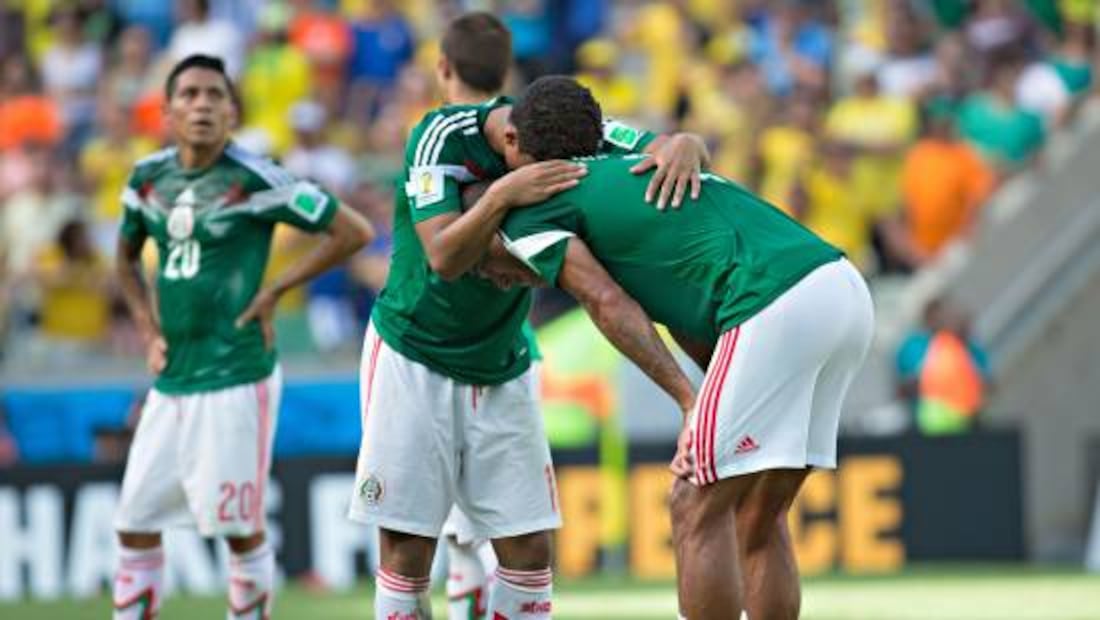 Los jugadores lamentan la eliminación de México en los últimos minutos ante Países Bajos en Brasil 2014. Foto: Imago7