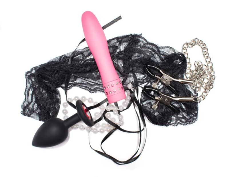 Empleada de sex shop evita asalto con juguete sexual