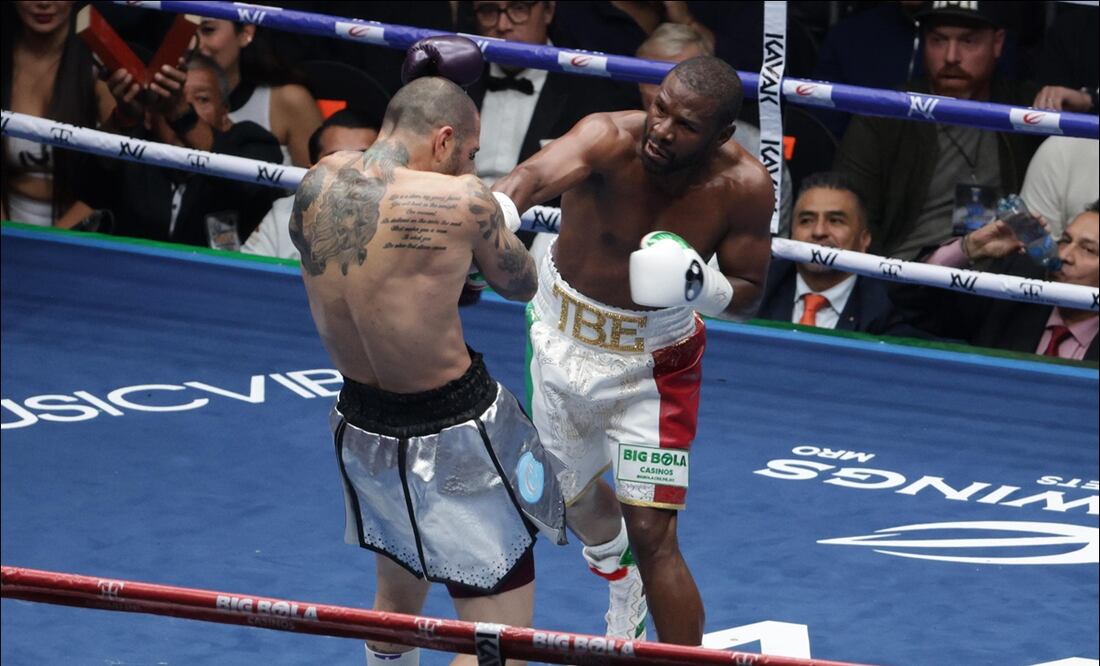 Floyd Mayweather Jr. lanza un golpe a John Gotti III. FOTO: Carlos Mejía