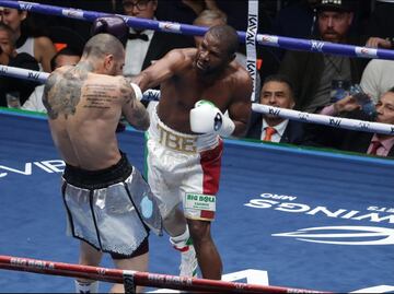 Floyd Mayweather Jr. conquista a la afición mexicana en su reyerta ante el peleador John Gotti III