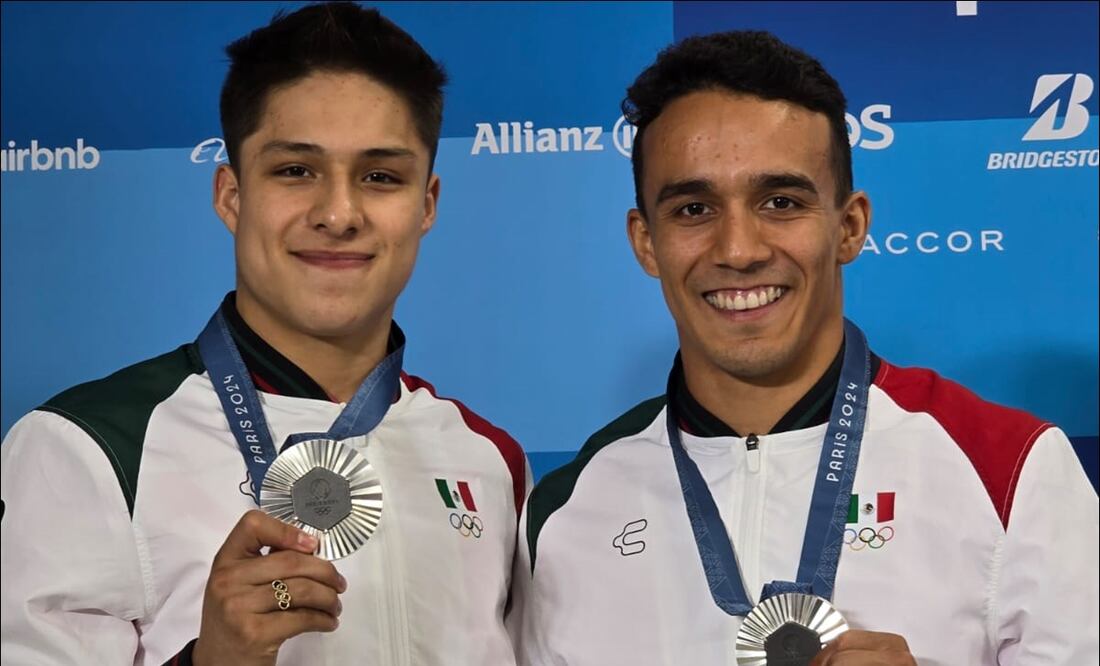 Osmar Olvera y Juan Celaya presumen su presea de plata en París 2024. FOTO: Arturo Sanguino