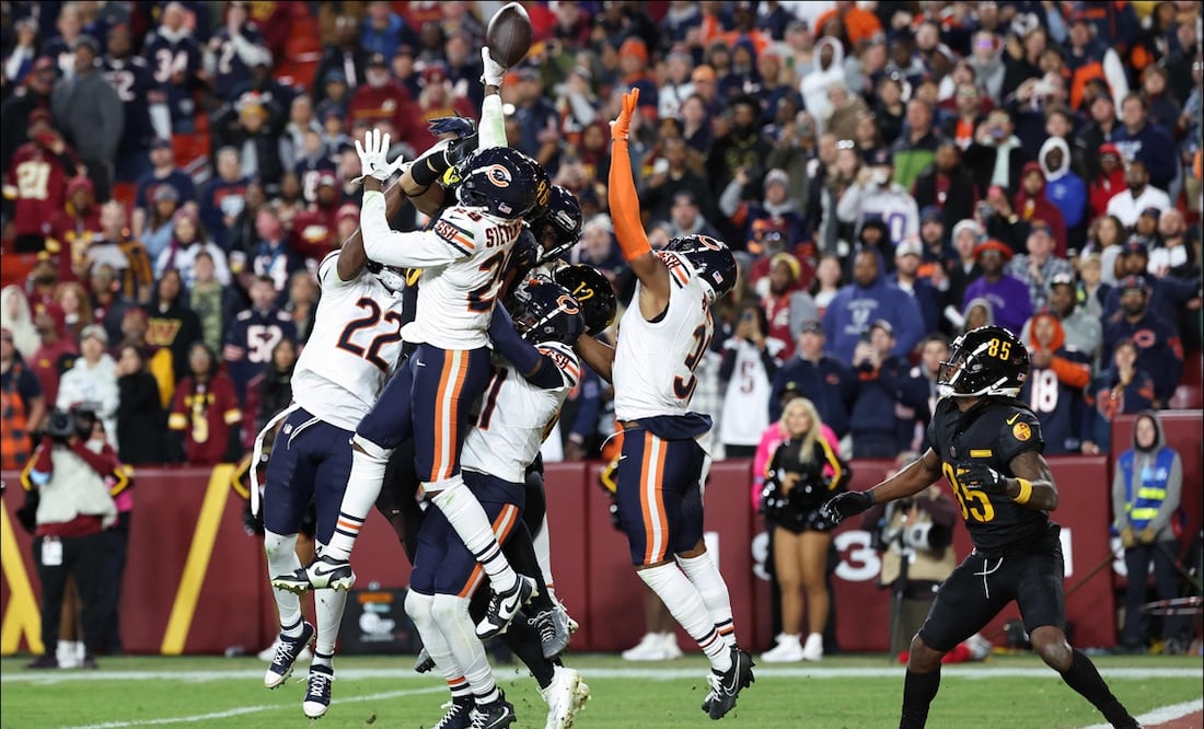 El receptor de los Commanders de Washington, Noah Brown, observa el pase de TD de 52 yardas en la zona de anotación mientras expira el reloj ante los Bears de Chicago. FOTO: AP